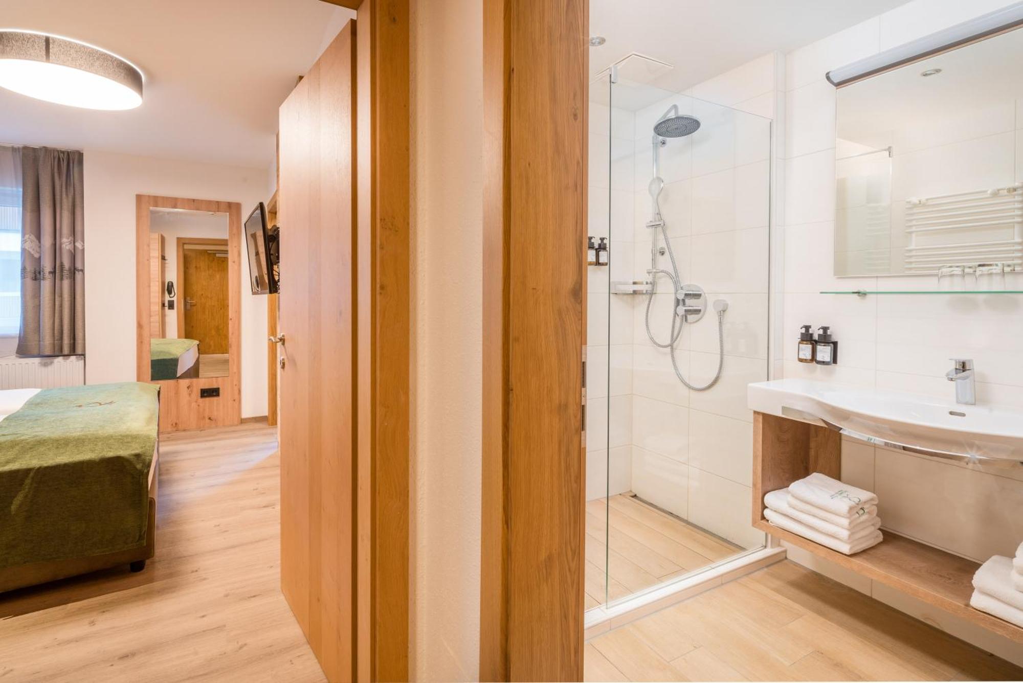 Hotel Gruener Baum เซลล์อัมเซ ภายนอก รูปภาพ